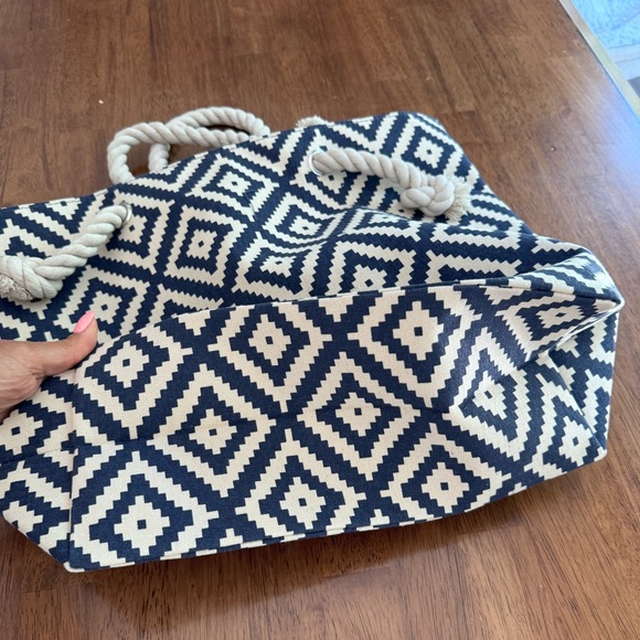 NWT Summer & Rose Beach Tote Navy & Cream Diamond - Picture 16 of 16
